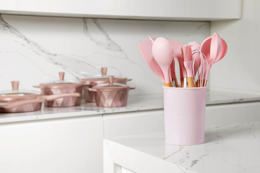 COMBO PINK ★  Batería de cocina Serenity Rosa Mármol 13 pzas. + Utensilios de cocina Rosas de silicón con soporte 12 pzas.