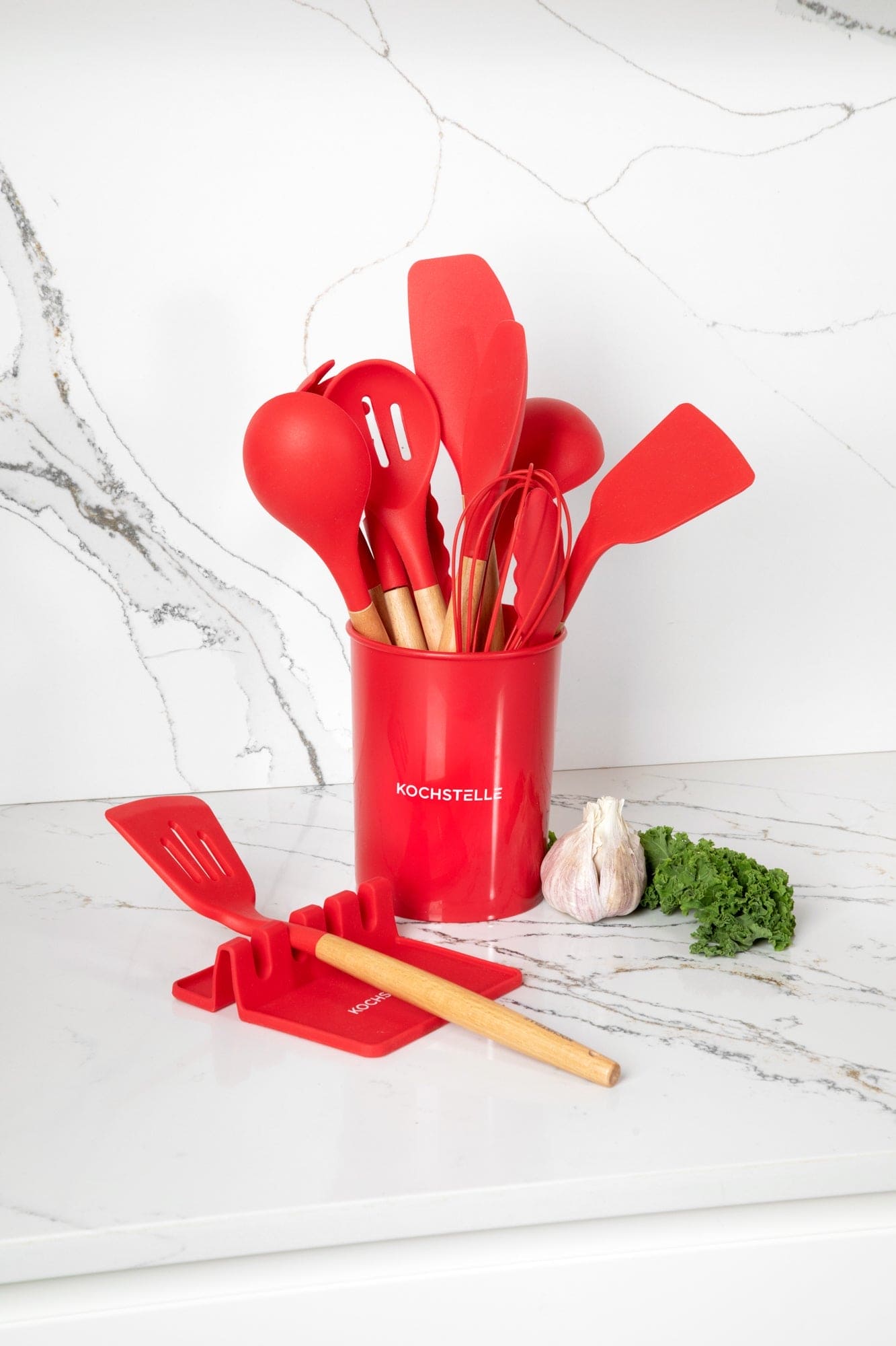 COMBO BAKE1★ Bandejas para hornear Antiadherente color Negro 4 piezas  + Utensilios de cocina de silicón con soporte, color Rojo 12 piezas.