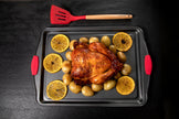 COMBO BAKE1★ Bandejas para hornear Antiadherente color Negro 4 piezas  + Utensilios de cocina de silicón con soporte, color Rojo 12 piezas.