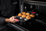 COMBO BAKE1★ Bandejas para hornear Antiadherente color Negro 4 piezas  + Utensilios de cocina de silicón con soporte, color Rojo 12 piezas.
