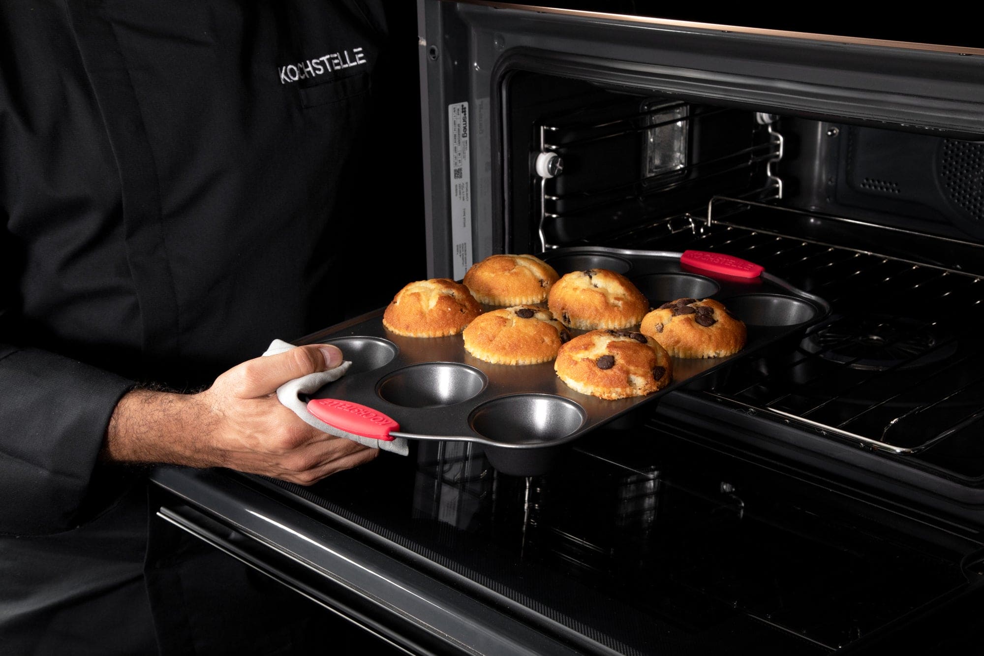 COMBO BAKE1★ Bandejas para hornear Antiadherente color Negro 4 piezas  + Utensilios de cocina de silicón con soporte, color Rojo 12 piezas.