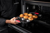 COMBO BAKE1★ Bandejas para hornear Antiadherente color Negro 4 piezas  + Utensilios de cocina de silicón con soporte, color Rojo 12 piezas.